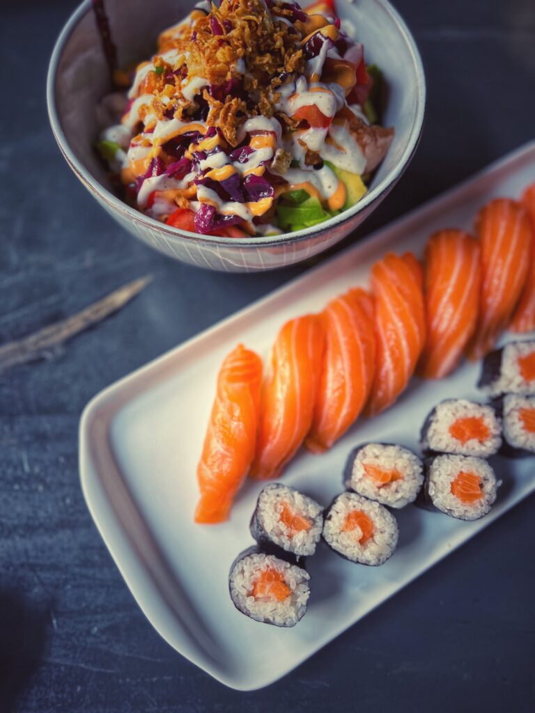 Sake Sushi und eine Bowl